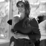 Maria Botelho Moniz Instagram – As fotografias são da estreia a 4 de Janeiro de 2021. Nunca o olhar brilhou tanto e o coração parecia que saltava batidas. Ao Cláudio, à minha equipa e a todos os que me acompanharam todas as manhãs, tenho tanto para vos dizer e ao mesmo tempo faltam-me as palavras. Digo-vos então o que vos digo desde sempre: foi um prazer, uma honra, um privilégio. Obrigada a todos, por tudo. 
Hoje estou de volta à antena e espero por vocês às 19:00 na TVI. Até já ❤️