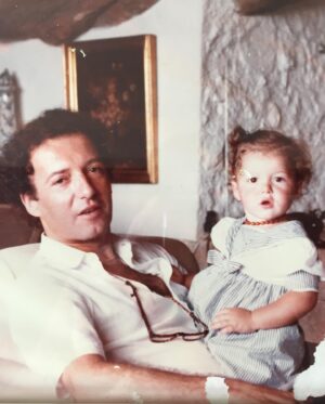 Maria Botelho Moniz Instagram - Feliz Dia do Pai ❤️ 
Obrigada @bianchiprata por este nosso bebé feliz. E um beijinho para o Céu onde estão os pais de muitos de nós 🤍