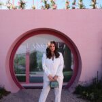 Maria Botelho Moniz Instagram – Orgulhosamente Embaixadora da Lancôme 🩷 que desta vez me levou numa visita flash à Maisôn Lancôme em Madrid. Obrigada, @lancomeofficial que esta nossa viagem bonita continue por muitos e bons anos. 🌸 #pub

Styling: @dianarconceicao 
Fato: @elcorteinglespt 
Jóias   mala: @tousjewelry 
Sapatos: @aldo_shoes 
Partners in crime: @mais.que.uma

#lancome #lavieestbelle #teintidoleultrawear #renergie