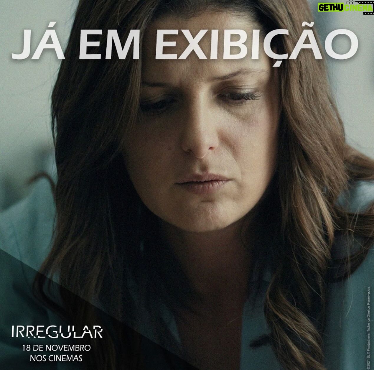 Maria Botelho Moniz Instagram - Fico mesmo feliz por vos dizer que daqui a nada na @tvioficial estará a dar o nosso “Irregular”. Digo nosso porque em todos os projectos comandados pelos irmãos Morgado cria-se uma família que rema na mesma direção com afinco e amor ao que se está a fazer. E criam-se laços como acho que nunca criei em nenhum outro contexto de trabalho. Fico feliz por saber que entraremos em casa de todos vós e que este projecto tão especial poderá chegar a ainda mais corações. Eu já estou sentada à espera, e conto com a vossa companhia. Até já! 🍿