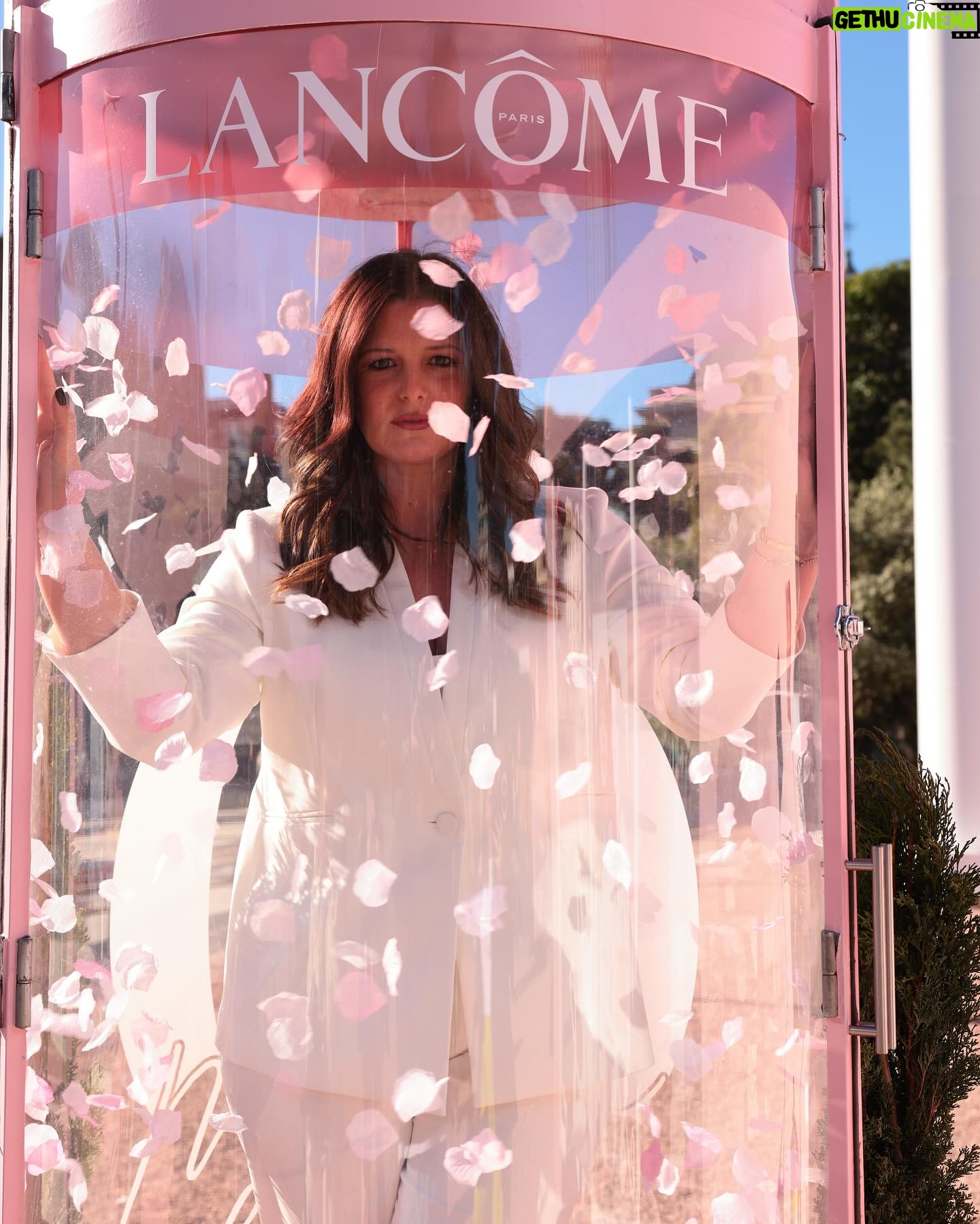Maria Botelho Moniz Instagram - Orgulhosamente Embaixadora da Lancôme 🩷 que desta vez me levou numa visita flash à Maisôn Lancôme em Madrid. Obrigada, @lancomeofficial que esta nossa viagem bonita continue por muitos e bons anos. 🌸 #pub Styling: @dianarconceicao Fato: @elcorteinglespt Jóias mala: @tousjewelry Sapatos: @aldo_shoes Partners in crime: @mais.que.uma #lancome #lavieestbelle #teintidoleultrawear #renergie