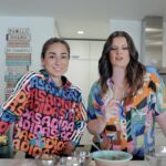 Maria Botelho Moniz Instagram – A dupla maravilha está de volta à cozinha e🧑🏻‍🍳 desta vez “Brownie Fit” é a receita. De comer e chorar por mais! Mas só chorar porque mais a Ju não deixa. 😂
Receita:
• 700g de batata doce 🍠 (assada no forno em papel de prata)
• 240g farinha de amêndoa 
• 240g de cacau 🍫 
• 80ml óleo de côco 🥥 
• 2 ovos 🥚 
• uma pitada de sal
frutos secos a gosto.
• forno 40 min a 180°
Se gostar mais doce ou a batata não estiver doce o suficiente, pode adicionar duas colheres de mel ou 4/6 tâmaras bem esmagadas.