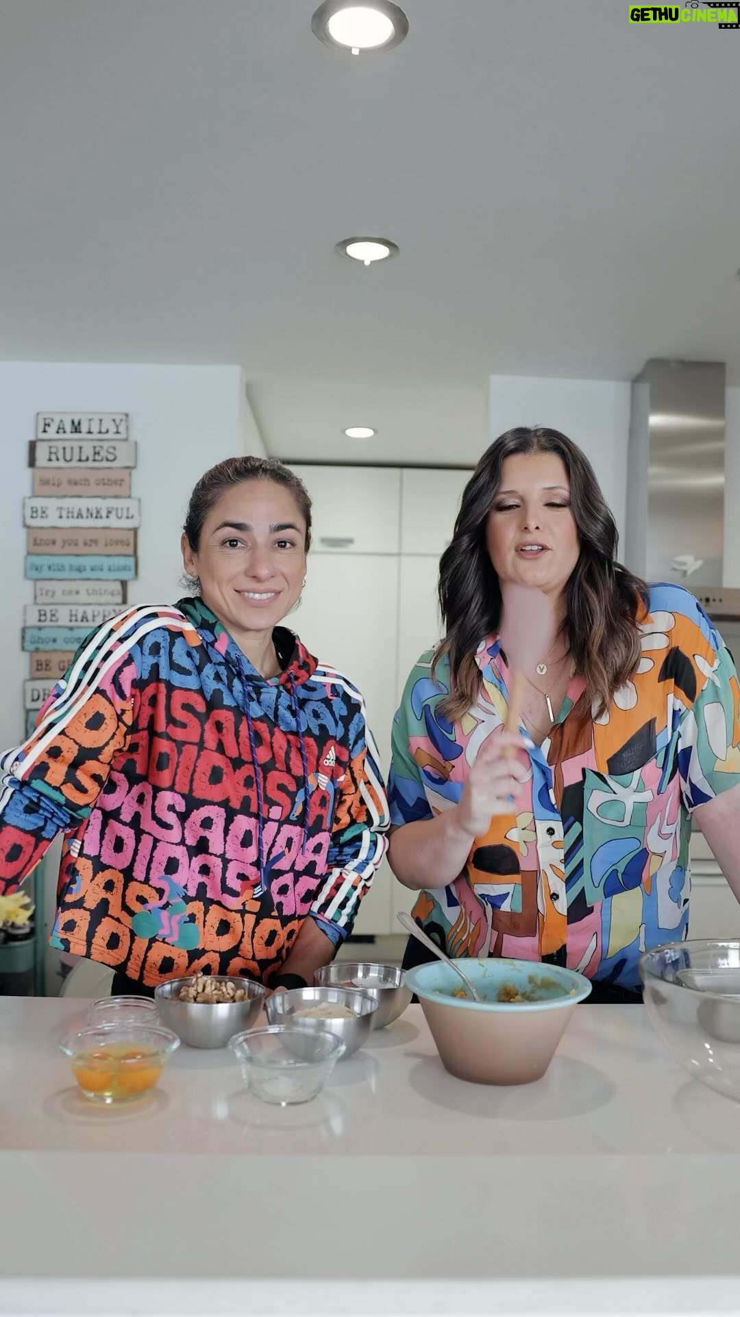 Maria Botelho Moniz Instagram - A dupla maravilha está de volta à cozinha e🧑🏻🍳 desta vez “Brownie Fit” é a receita. De comer e chorar por mais! Mas só chorar porque mais a Ju não deixa. 😂 Receita: • 700g de batata doce 🍠 (assada no forno em papel de prata) • 240g farinha de amêndoa • 240g de cacau 🍫 • 80ml óleo de côco 🥥 • 2 ovos 🥚 • uma pitada de sal frutos secos a gosto. • forno 40 min a 180° Se gostar mais doce ou a batata não estiver doce o suficiente, pode adicionar duas colheres de mel ou 4/6 tâmaras bem esmagadas.