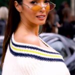 Maria Cerqueira Gomes Instagram - Ir a Roland Garros onde já fui muito feliz e conhecer a nova coleção da @lacoste foi inesquecível! Mas do alto dos meus 40 anos posso confessar…vim para casa radiante porque consegui adormecer de mão dada com a minha Titi e trabalhei com óptimas pessoas (além de mega profissionais!) Obrigada @margaridaftpaula, @luisamagalhaes.makeup, @vascofilmmaker e @steve.zamora! 🐊