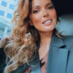 Maria Cerqueira Gomes Instagram - Finalmente em casa! Há uma semana que ponho as chaves na porta e penso: “Que sorte, Maria! Estás no sossego de casa, quentinha, comida no frigorífico!” Não consigo deixar de pensar na Guerra aqui ao lado. Naqueles filhos, avós…. Homens a combater sem se saber se voltam! Vamos ajudar, doar... 1€, 10€, 100€… o que conseguirmos. 😞🇺🇦 Obrigada a todos os que estão no terreno ou a caminho com camiões cheios de bens e esperança!❤️