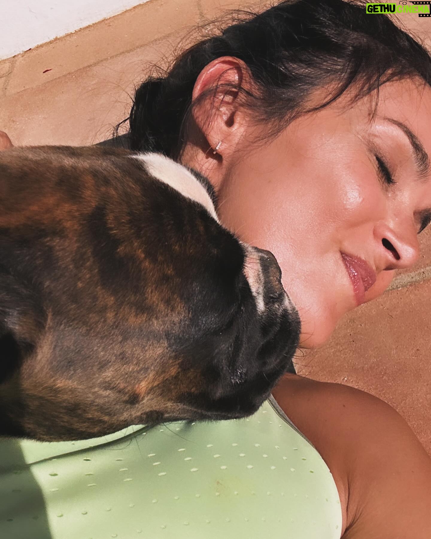 Maria Cerqueira Gomes Instagram - Não me dá descanso! Pior do que treinar com a @pick_bykika 🤭Treino com uma sombra…😏 #samba