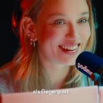 Maria Ehrich Instagram – Eine neue Folge Reise in den Tod auf @podimo_de ist draußen! Dieses mal mit einer heiseren, aber mindestens genauso bezaubernden @ehrlichmaria ! 
Unser Fall bewegt sich in einem österreichischen Wintersportgebiet, wo der 25 Jährige Raven aus Thüringen voller Tatendrang hinreist um sein Glück zwischen verschneiten Wipfeln und Gebirgslandschaften zu suchen. Er will sich für Jobs bewerben und auch wenn es nicht direkt der große Traum ist, wird er mit einer ersten Stelle belohnt. Ein Anfang… Oder? Gerade telefonierte er noch mit der Familie. Bis plötzlich die eiskalte Stille über die Geschehnisse hereinbricht. Wo ist Raven? 
Für seine Eltern beginnt der Kampf gegen eine Mauer des Schweigens…

#reiseindentod #reiseindentodpotcast #podcast #truecrime