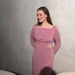 Maria Ehrich Instagram - behind the scenes, vom ersten Entwurf bis hin zum maßgeschneiderten @abricot.coco Abendkleid für Maria Ehrich <3
