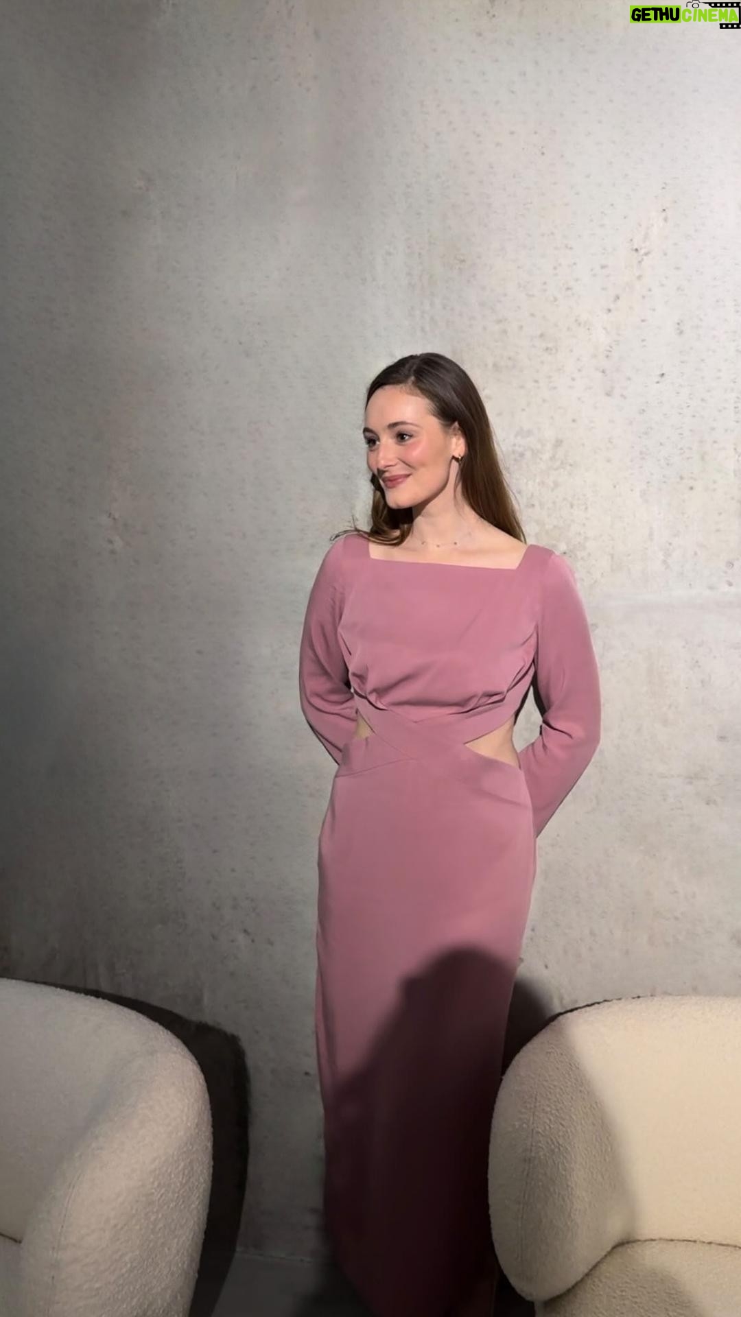 Maria Ehrich Instagram - behind the scenes, vom ersten Entwurf bis hin zum maßgeschneiderten @abricot.coco Abendkleid für Maria Ehrich <3