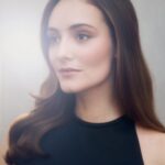 Maria Ehrich Instagram - Was war DAS DENN?! 🥹🤯💕👑 Wir hatten gestern eine so unglaublich schöne Münchner Premiere von Chantal im Märchenland! Ich bin immer noch völlig hin und weg. So viele Lacher, so viel Liebe - schon lange nicht mehr so nen fetten Film gemacht. Geht mal bitte ab dem 28.03. alle ins Kino 🍿! Ihr werdet es nicht bereuen! @chantalfilm Hier wird noch einiges an Content folgen die nächsten Tage über (schon alleine, weil es morgen direkt weitergeht mit dem Premieren Wirbelwind 👉🏻 Berlin), aber jetzt erstmal vielen, vielen Dank, an das allerbeste Glam Team! Wie selbstbewusst ihr mich gemacht habt - hach: H&M by @philippverheyen 👑 & assistant @tillzettl ✨ Styling by @luijvpi 💫 Fotos by @patricebrylla 🫶 💜💜💜