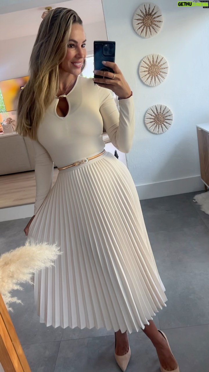 Maria Hering Instagram - Selfcare becomes challenging as a new mom .. 😅 proudly present almost fresh washed hair and a new outfit .. #nightout, #newmon, #selfcare, #dryshampoo