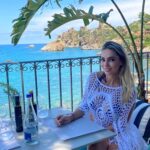 Maria Hering Instagram - Our favorite hotel during the Sicily road trip ..🤩 such an amazing relaxing vibe .. really felt in love with Sicilian fresh and light white wine 😋 . #makingmemories, #roadtrip, #cefalu, #lecarlette, #believe, #enjoythemoment, #awarmess, #sicilia, #husbandandwifeyontour, #oceanviews