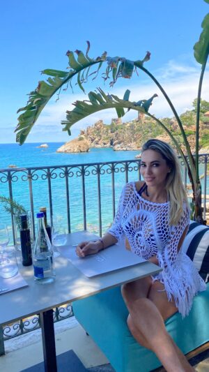 Maria Hering Instagram - Our favorite hotel during the Sicily road trip ..🤩 such an amazing relaxing vibe .. really felt in love with Sicilian fresh and light white wine 😋
.
#makingmemories, #roadtrip, #cefalu, #lecarlette, #believe, #enjoythemoment, #awarmess, #sicilia, #husbandandwifeyontour, #oceanviews