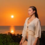 Maria Hering Instagram - Throwback 🤩.. when I stranded unpredicted in Thailand .. on the beautiful island koh tao .. over 2 years ago .. and this is not a photo wall it was actually the daily sunset 🌅.. I’m so glad I made this experience.. i also dyed my hair spontaneous brown in bangkok which turned very fast green .. 😅sometimes you need to embrace the unknown and you will be rewarded with unforgettable memories 💛 . 📸 @bastien_soleil . #thailand, #trowback, #creatingmemories, #kohtao, #sunset, #enjoythemoment, #love, #light, #travel, #adventure, #bangkok, #adventure