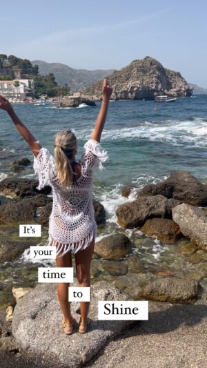Maria Hering Instagram - Reminder.. It’s your time to shine ☀️ the time is now 
.
Filmed in Toarmina, Sicily 🇮🇹 
.
#sicily, #taormina, #timetoshine, #raiseyourvibration, #love, #compassion, #enjoythemoment, #bepresent, #roadtrip, #believe, #nevergiveup