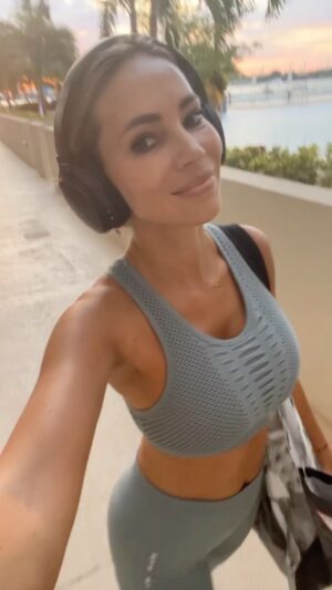 Maria Hering Instagram - Uhh, a few days without posting anything on my feed .. who missed me 🤩? Love this new exercise 🔥 .. remember, don’t forget to smile 😁