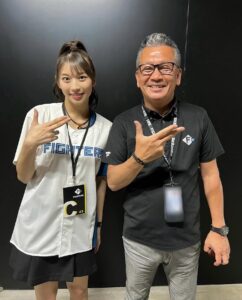Maria Makino Instagram - ♡ ♡ ❤️⚾️LIVE DAYS！～心躍る大交流戦～⚾️❤️ 北海道日本ハムファイターズVS.横浜DeNAベイスターズ 2024.6.2🐻ES CON FIELD HOKKAIDO 🐻🐻🐿🦊 ❤️小村勝球団社長❤️ 「まりあちゃん！！！ナイスピッチ❣️❣️」by小村勝球団社長 まりあ両手振って球団社長のところへ走っていきました⚾️始球式後 小村勝球団社長も手振ってくれて、両手でハイタッチしてくださいました💕※小村勝球団社長とはじめてのハイタッチ❣️やば！ すごく嬉しかったです💖💖💖 　つづく 始球式後、取材していただきました。ありがとうございました💖 ＆ ⚾️試合観戦⚾️ ごーくんの打席から見れました💗💗💗💗💗💗💗※迷子になり、到着遅れた。石田さん＆小田さん＆のなちゃんが「まりあちゃん！！！ごーくんだよ！！！急いで！！」って、まりあの席を用意してくれてました。 ごーくんヒット💗💗💗💗💗💗💗「まりあのごーくんかっこいい💖💖💖きゃーー❣️❣️」byまりあ。わたしたち大盛り上がり✨✨✨ 2表終わって、きつねダンス🦊 「かわいいーー💕💕うちの娘。いちばんかわいい💖」by親バカまりあ 🎶ジンギスカン🎶 「石田さん！小田さん！ジンギスカンです❣️❣️」 立ち上がったサブリーダーズ。🐑🐑🐑 　つづく 3裏 ごーくん💗💗💗💗💗💗💗。バント❣️❣️かっこいいごーくん💗💗💗💗💗💗💗 「お！ごーくんバント上手👏」byマネージャーさんと石田さん。「でしょ🐰。ごーくんなんでもできるの🐰まりあのごーくん」byまりあ 郡司裕也選手について説明したまりあ「ぐんぐんぐんじ選手」 ･･･などなど。まじまりあうるさい🐰。メンバーとうちの試合観れるの嬉しくて、喋りすぎやけんし🐰🧡🧡 ゆあくんHR👑👑👑まじありがとうゆあくん❣️❣️「まりあの同級生！あ！同い年のゆあくんすごいじゃん❣️❣️」by石田さん😆 オースティンがネクストバッターズサークルにいて、わたしとオースティンの距離1mくらい🐰。 「Judge好きになったきっかけのオースティン選手です！」byまりあ「ヤンキースにいたってこと！？」by石田さん💙 「水谷選手めっちゃ飛んでる！！おー！」by小田さくらさん→水谷選手2ラン👑👑 🎵POP!←踊った石田さん💙小田さん🌸よこ💛きた🩵まりあ🐰はるさんニコニコ見てくれてありがとう💕 🎵わっちゅごーな←石田さん初見で完璧に踊ってた🎶＆まりあも踊ったよ🐰。ひちょりコーチGoodってしてくれました💚。「あ！！！マダム映った！」 🎵YMCA←石田さん＆小田さん＆まりあ踊りました💕。「めい踊ったことある！」byめいちゃん🐼。 🎵ファイターズ讃歌←石田さん＆小田さん完璧に踊る💕。まりあゴールドグローブ持って踊った自作ダンス。ほまれとめいちゃんはお行儀よく座って観戦⚾️ 🎵じぇーくんの登場曲←小田さん＆よこ、完璧に踊ってた🎶 「ライブ前に疲れちゃったら大変だよ！！」byサブリーダー石田さん💙 🎵チキバン覚えたメンバーだーれだ？？ 「わたしたち、試合も観れてこのあとライブするんだよ✨すごいね」byサブリーダー石田さん💙。まりあは大きく頷いた🐰。 試合観てたメンバーはライブ準備へ行きました🎤 まりあは、ダッシュで着替えダッシュで戻ってきました←ひちょりコーチ気づいたっぽい「おぉー！」って拍手してた👏💚。 石田さんは、勝った瞬間戻ってきてくれました。1本締めいっしょにしました。つーたんの背中見えたから、まりあも頭の上でぽん👏。 エンディング、がんちゃんグローブから始まった💖ありがとうございます✨✨✨ 福島蓮投手👑初勝利おめでとう✨✨ 水谷瞬選手👑プロ初ホームランおめでとう✨✨ ヒーローインタビューも近くで見れて感激🐰🎤💕 目の前通る時、フレップが手振ってくれた🦊 センターのごーくん鬼ちっちゃかったけど、打席のごーくん表情見えるくらい近い💗💗💗💗💗💗💗 ベンチにいるつーたん❤️ずーっと見えた💎。「SHINJOが上着脱ぎました！今」まりあ実況🐰 ライブ前に試合観戦できて、まりあとっても嬉しかったです💖 本当にありがとうございました❤️❤️❤️ ♡ ♡ 【撮影協力】 ママ友📸4枚目動画 小田さくらさん📸“ごーくんコーン茶のファイル”持ってごーくん応援してるまりあ※＆石田さんがごーくんのスクリーン撮ってくれてました #LOVE新庄 ❤️ #lovefighters 🐻🐻🐿🦊 #北海道日本ハムファイターズ 💖 #GAORA ⚾️ #モーニング娘24 #牧野真莉愛