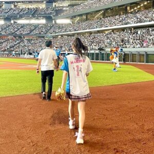Maria Makino Instagram - ♡
♡
❤️⚾️LIVE DAYS！～心躍る大交流戦～⚾️❤️
北海道日本ハムファイターズvs.横浜DeNAベイスターズ
2024.6.2🌈エスコンフィールドHOKKAIDO
💕💕💕始球式💕💕💕

🎀🐻🐻🐿🦊🎀🐻🐻🐿🦊🎀🐻🐻🐿🦊🎀

ゆうちゃんがずっと近くにいてくれました🩵‪🧡‬‪
ゆうちゃんに「行ってきます！」って言ったら、
「行ってらっしゃい！」ってゆうちゃんが送り出してくれました🩵‪🧡‬‪

球審長川さんが「このポーズでプレイボールしますね！」LOVEマシーンのポーズしてくれました✨
長川さんとお話しながらマウンドへ向かうの、楽しかったです🐰🎶

「まりあー！」っていう声援、タオル、いーっぱい💕💕💕
たくさんの応援ありがとうございました💖
すっごく緊張していて、投げる瞬間はものすごく静かでゆっくり時間が進んでる感じがしました。

「ゆあくんボールとってくれてありがとう✨」まりあ伝えました🐰
「ありがとうございます！」「がんばって！」by田宮裕涼捕手

エスコンフィールドHOKKAIDOで始球式⚾️
私の下の名前はまりあっ言うんですけど、
最亘基でーす❣️❣️❣️
ありがとうございました💖
♡
♡
【撮影協力】
マネージャーさん📸2枚目
大阪のじぇーくんお姉さん📸3.4.5.6.7.8.9.10枚目

#LOVE新庄 ❤️
#lovefighters 🐻🐻🐿🦊 #北海道日本ハムファイターズ 💖
#GAORA ⚾️
#モーニング娘24 #牧野真莉愛