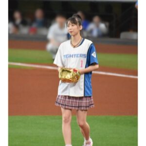 Maria Makino Instagram - ♡
♡
❤️⚾️LIVE DAYS！～心躍る大交流戦～⚾️❤️
北海道日本ハムファイターズvs.横浜DeNAベイスターズ
2024.6.2🌈エスコンフィールドHOKKAIDO
💕💕💕始球式💕💕💕

🎀🐻🐻🐿🦊🎀🐻🐻🐿🦊🎀🐻🐻🐿🦊🎀

ゆうちゃんがずっと近くにいてくれました🩵‪🧡‬‪
ゆうちゃんに「行ってきます！」って言ったら、
「行ってらっしゃい！」ってゆうちゃんが送り出してくれました🩵‪🧡‬‪

球審長川さんが「このポーズでプレイボールしますね！」LOVEマシーンのポーズしてくれました✨
長川さんとお話しながらマウンドへ向かうの、楽しかったです🐰🎶

「まりあー！」っていう声援、タオル、いーっぱい💕💕💕
たくさんの応援ありがとうございました💖
すっごく緊張していて、投げる瞬間はものすごく静かでゆっくり時間が進んでる感じがしました。

「ゆあくんボールとってくれてありがとう✨」まりあ伝えました🐰
「ありがとうございます！」「がんばって！」by田宮裕涼捕手

エスコンフィールドHOKKAIDOで始球式⚾️
私の下の名前はまりあっ言うんですけど、
最亘基でーす❣️❣️❣️
ありがとうございました💖
♡
♡
【撮影協力】
マネージャーさん📸2枚目
大阪のじぇーくんお姉さん📸3.4.5.6.7.8.9.10枚目

#LOVE新庄 ❤️
#lovefighters 🐻🐻🐿🦊 #北海道日本ハムファイターズ 💖
#GAORA ⚾️
#モーニング娘24 #牧野真莉愛