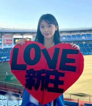 Maria Makino Instagram - ♡
♡
⚾️2024 パーソル パシフィック・リーグ公式戦⚾️
千葉ロッテマリーンズVS.北海道日本ハムファイターズ
2024.5.17🌈ZOZOマリンスタジアム
🐰💖🐰💖🐰💖🐰💖
15:30到着🐰※お仕事終わったあと
チケット購入後、からあげ大将亭へ行きました🌈
紅しょうがからあげ、 パッケージ変わってた❣️❣️
🐻‍🐻‍🐿🦊
⚾️練習⚾️
ごーくん💗💗💗💗💗💗💗
つーたん登場❤️✨
りゅうちゃん遠くだったけど、手振ってくれた🐰💜
建山コーチに手振ったよ🐰まりあ
⚾️試合⚾️
つーたんキラッキラしてる❤️❤️❤️今日も。
ごーくんヒット&ごーくんの二盗三盗👑💗💗💗💗💗💗💗
ごーくんどこにいても、まりあは見つけれる🐰💗💗💗💗💗💗💗
うち追いついたのと、その後点とられなくてよかった❣️❣️まじありがとう💖ファイターズ。
🐻‍🐻‍🐿🦊
🎀こんた姉さん＆ごーくん好きな姉ちゃん「鎌ケ谷行ってきた」って🐻💚
🎀姉がおやつくれた✨✨
🎀“どこの球場にもいるマダム”いつも最前列💗お手紙&プレゼントありがとう💌
🎀癒やしのめっちゃかわいい子に会えた🐰💕💕
🎀内野にいたけど外野席買いなおして移動してきたお友だち(まりあ5歳のときからの)に会えて嬉しかった🐰💕
🐻‍🐻‍🐿🦊
✨LOVE❤️新庄✨
まりあより
♡
♡

#LOVE新庄 ❤️
#北海道日本ハムファイターズ 🐻🐻🐿🦊 #lovefighters
#モーニング娘24 #牧野真莉愛