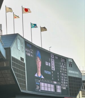 Maria Makino Instagram - ♡
♡
⚾️2024 パーソル パシフィック・リーグ公式戦⚾️
千葉ロッテマリーンズVS.北海道日本ハムファイターズ
2024.5.17🌈ZOZOマリンスタジアム
🐰💖🐰💖🐰💖🐰💖
15:30到着🐰※お仕事終わったあと
チケット購入後、からあげ大将亭へ行きました🌈
紅しょうがからあげ、 パッケージ変わってた❣️❣️
🐻‍🐻‍🐿🦊
⚾️練習⚾️
ごーくん💗💗💗💗💗💗💗
つーたん登場❤️✨
りゅうちゃん遠くだったけど、手振ってくれた🐰💜
建山コーチに手振ったよ🐰まりあ
⚾️試合⚾️
つーたんキラッキラしてる❤️❤️❤️今日も。
ごーくんヒット&ごーくんの二盗三盗👑💗💗💗💗💗💗💗
ごーくんどこにいても、まりあは見つけれる🐰💗💗💗💗💗💗💗
うち追いついたのと、その後点とられなくてよかった❣️❣️まじありがとう💖ファイターズ。
🐻‍🐻‍🐿🦊
🎀こんた姉さん＆ごーくん好きな姉ちゃん「鎌ケ谷行ってきた」って🐻💚
🎀姉がおやつくれた✨✨
🎀“どこの球場にもいるマダム”いつも最前列💗お手紙&プレゼントありがとう💌
🎀癒やしのめっちゃかわいい子に会えた🐰💕💕
🎀内野にいたけど外野席買いなおして移動してきたお友だち(まりあ5歳のときからの)に会えて嬉しかった🐰💕
🐻‍🐻‍🐿🦊
✨LOVE❤️新庄✨
まりあより
♡
♡

#LOVE新庄 ❤️
#北海道日本ハムファイターズ 🐻🐻🐿🦊 #lovefighters
#モーニング娘24 #牧野真莉愛