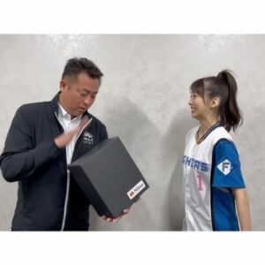 Maria Makino Instagram - ♡
♡
💖岩本勉さん💖
岩本勉さんがグローブプレゼントしてくれました🎁
岩本さんありがとうございます❤️
↓
👑グローブ贈呈式👑
2024.6.2⚾️ES CON FIELD HOKKAIDO

🎀🩷🎀🩷🎀🩷🎀🩷🎀🩷🎀🩷

GAORAキャンプ中継のとき、
「グローブプレゼントするよ！」って岩本勉さんが言ってくださいました。
「グローブのデザインどういうのがいい？」by岩本さん
「岩本勉さんのゴールドマンからインスパイアされました。ゴールド1色のグローブがいいです！」まりあお願いしました🐰

グローブ超超超いい感じ❣️❣️❣️
ピンクのリボン＆ハートいっぱいのデコレーション🎀🩷。まりあのイメージカラー、ピンクでデザインしてくださったんです💕💕
NIINA様ありがとうございます💗

まりあとっても嬉しくて、試合終わるまでずっとグローブといっしょにいました❤️
「ゴールドのグローブ、かっこいい！！！」すれ違う方みなさんが言ってくれたので、「岩本さんからのプレゼントです🎁」って自慢しちゃった🐰まりあ
岩本勉さんありがとうございました💖💖💖
♡
♡

#岩本勉 さん❤️
#Niina 様⚾️💕
#LOVE新庄 ❤️
#lovefighters 🐻🐻🐿🦊 #北海道日本ハムファイターズ 💖
#モーニング娘24 #牧野真莉愛