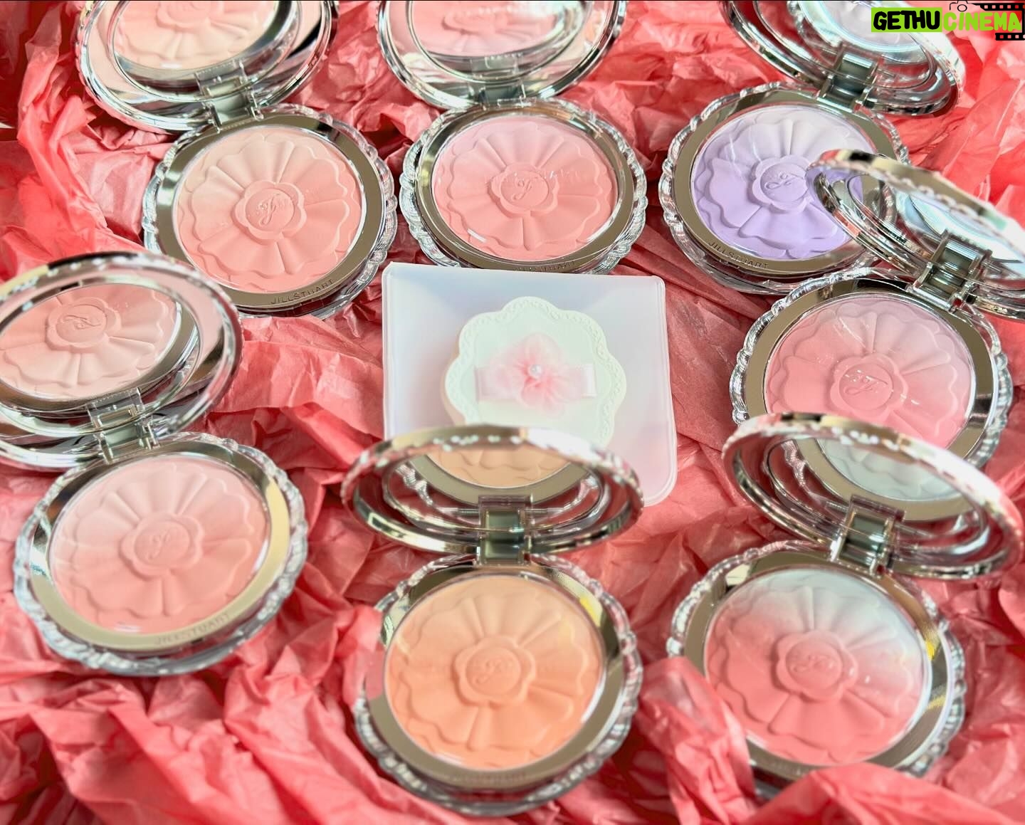 Maria Makino Instagram - ♡ ♡ JILL STUART Summer Collection
New Items & Limited Items ~Pastel Petal Harmony~ 🎀 フェイスパウダーのように頬の毛穴や凸凹を綺麗にぼかし美肌に仕上げてくれる『パステルペダル ブラッシュ』💕 淡く儚い花びらのようにやわらかな彩りで、とってもキュートです💗💗💗 & 『ジルスチュアート フラワークチュール メイクアップパフ』を使用すると、二層のグラデーションをムラなく頬にのせることができて、自然な立体感が生まれます🐰💗 JILLSTUARTの魔法にかけられて、奇跡みたいでドラマティック🌈🌈🌈 ✨💕💐Ceek Magic💐💕✨ 🎀 JILL STUARTさん💄素敵なギフトありがとうございます💝 ♡ ♡ #jillstuart #jillstuartbeauty #ジルスチュアート #サマーコレクション #モーニング娘24 #牧野真莉愛