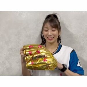 Maria Makino Instagram - ♡
♡
💖岩本勉さん💖
岩本勉さんがグローブプレゼントしてくれました🎁
岩本さんありがとうございます❤️
↓
👑グローブ贈呈式👑
2024.6.2⚾️ES CON FIELD HOKKAIDO

🎀🩷🎀🩷🎀🩷🎀🩷🎀🩷🎀🩷

GAORAキャンプ中継のとき、
「グローブプレゼントするよ！」って岩本勉さんが言ってくださいました。
「グローブのデザインどういうのがいい？」by岩本さん
「岩本勉さんのゴールドマンからインスパイアされました。ゴールド1色のグローブがいいです！」まりあお願いしました🐰

グローブ超超超いい感じ❣️❣️❣️
ピンクのリボン＆ハートいっぱいのデコレーション🎀🩷。まりあのイメージカラー、ピンクでデザインしてくださったんです💕💕
NIINA様ありがとうございます💗

まりあとっても嬉しくて、試合終わるまでずっとグローブといっしょにいました❤️
「ゴールドのグローブ、かっこいい！！！」すれ違う方みなさんが言ってくれたので、「岩本さんからのプレゼントです🎁」って自慢しちゃった🐰まりあ
岩本勉さんありがとうございました💖💖💖
♡
♡

#岩本勉 さん❤️
#Niina 様⚾️💕
#LOVE新庄 ❤️
#lovefighters 🐻🐻🐿🦊 #北海道日本ハムファイターズ 💖
#モーニング娘24 #牧野真莉愛