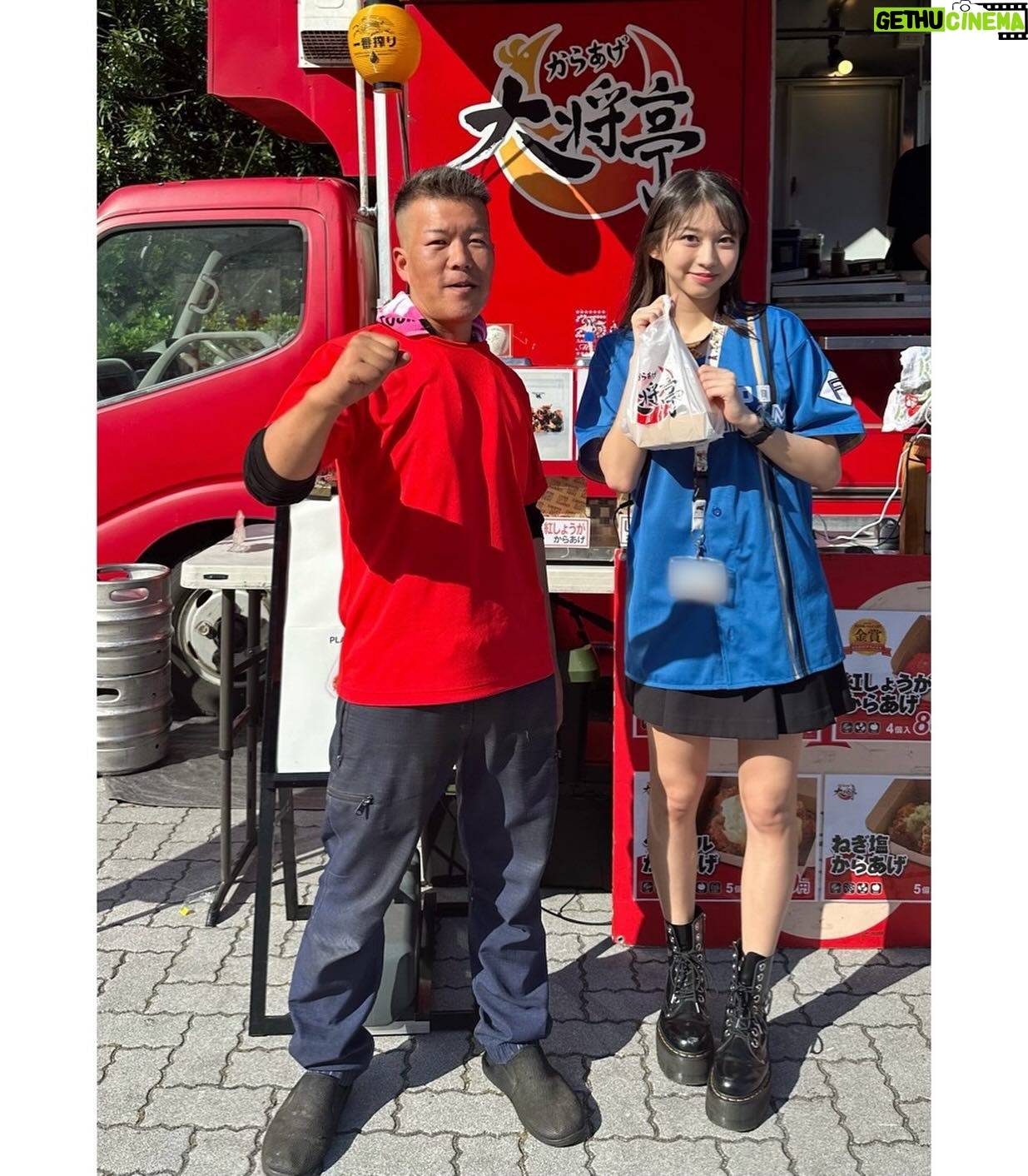 Maria Makino Instagram - ♡ ♡ ⚾️2024 パーソル パシフィック・リーグ公式戦⚾️ 千葉ロッテマリーンズVS.北海道日本ハムファイターズ 2024.5.17🌈ZOZOマリンスタジアム 🐰💖🐰💖🐰💖🐰💖 15:30到着🐰※お仕事終わったあと チケット購入後、からあげ大将亭へ行きました🌈 紅しょうがからあげ、 パッケージ変わってた❣️❣️ 🐻🐻🐿🦊 ⚾️練習⚾️ ごーくん💗💗💗💗💗💗💗 つーたん登場❤️✨ りゅうちゃん遠くだったけど、手振ってくれた🐰💜 建山コーチに手振ったよ🐰まりあ ⚾️試合⚾️ つーたんキラッキラしてる❤️❤️❤️今日も。 ごーくんヒット&ごーくんの二盗三盗👑💗💗💗💗💗💗💗 ごーくんどこにいても、まりあは見つけれる🐰💗💗💗💗💗💗💗 うち追いついたのと、その後点とられなくてよかった❣️❣️まじありがとう💖ファイターズ。 🐻🐻🐿🦊 🎀こんた姉さん&ごーくん好きな姉ちゃん「鎌ケ谷行ってきた」って🐻💚 🎀姉がおやつくれた✨✨ 🎀“どこの球場にもいるマダム”いつも最前列💗お手紙&プレゼントありがとう💌 🎀癒やしのめっちゃかわいい子に会えた🐰💕💕 🎀内野にいたけど外野席買いなおして移動してきたお友だち(まりあ5歳のときからの)に会えて嬉しかった🐰💕 🐻🐻🐿🦊 ✨LOVE❤️新庄✨ まりあより ♡ ♡ #LOVE新庄 ❤️ #北海道日本ハムファイターズ 🐻🐻🐿🦊 #lovefighters #モーニング娘24 #牧野真莉愛