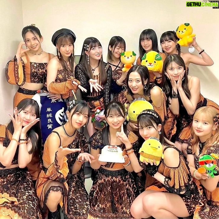 Maria Makino Instagram - ♡ ♡ Happy birthday to 井上春華ちゃん! 🎂🎀🌈🎂🎀🌈 ✨🎶モーニング娘。'24 コンサートツアー春 MOTTO MORNING MUSUME。🎶✨ 2024.5.6🍊愛媛公演 とってもありがとうございました🐰🍊 🎀🎀🎀 今日もみなさんのおかげで勝つことができました。 井上春華ちゃんに締めてもらいます❣️ それでは、はるちゃんよろしくじゃくー🌻 (はるちゃん“くじゃくー🌻”ポーズしてくれた❣️❣️) 「よー👏」byはるちゃん 牧野真莉愛と井上春華でした❣️❣️❣️ ↑ まりあMCでお話しました🐰💕 ♡ ♡ #モーニング娘24 #石田亜佑美 さん💙 #野中美希 ちゃん💜 #山﨑愛生 ちゃん💚 #井上春華 ちゃん🎂💕 #牧野真莉愛
