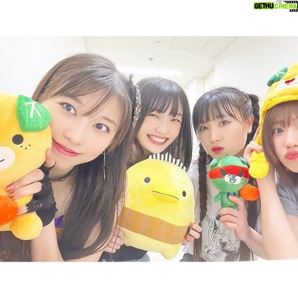 Maria Makino Instagram - ♡ ♡ Happy birthday to 井上春華ちゃん! 🎂🎀🌈🎂🎀🌈 ✨🎶モーニング娘。'24 コンサートツアー春 MOTTO MORNING MUSUME。🎶✨ 2024.5.6🍊愛媛公演 とってもありがとうございました🐰🍊 🎀🎀🎀 今日もみなさんのおかげで勝つことができました。 井上春華ちゃんに締めてもらいます❣️ それでは、はるちゃんよろしくじゃくー🌻 (はるちゃん“くじゃくー🌻”ポーズしてくれた❣️❣️) 「よー👏」byはるちゃん 牧野真莉愛と井上春華でした❣️❣️❣️ ↑ まりあMCでお話しました🐰💕 ♡ ♡ #モーニング娘24 #石田亜佑美 さん💙 #野中美希 ちゃん💜 #山﨑愛生 ちゃん💚 #井上春華 ちゃん🎂💕 #牧野真莉愛