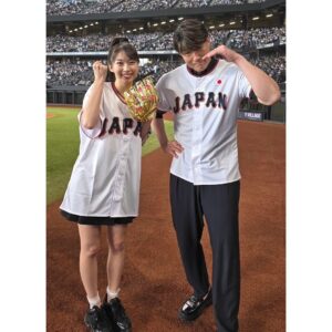 Maria Makino Instagram - ♡
♡
✨《日韓ドリームプレーヤーズゲーム》プロモーションイベント✨
糸井嘉男さん登場❣️❣️❣️
2024.6.2⚾️ES CON FIELD HOKKAIDO

🎀⚾️🎀⚾️🎀⚾️🎀⚾️🎀⚾️🎀

💖よっぴっぴ💖

🐥球場入りよっぴっぴ
「まりあちゃーん！！今日は打つで！！！」
よっぴっぴが言いました。そして握手してくれました🌈
よっぴっぴはめっちゃでかくて、声も大きくて、まりあはよっぴっぴに会ってもっと元気になりました。
エネルギー与えてくれるよっぴっぴ✨

🐥打ち合わせよっぴっぴ
「まりあ、SHAKE踊れます！」
「えー！踊れんの！？俺勇気100%踊れる」byよっぴっぴ
よっぴっぴワールド🌈ずっとよっぴっぴでした✨✨✨

🐥VSよっぴっぴ
まりあとってもすごかったです🔥🔥🔥
一球勝負が終わってすぐ「もう1回投げるの？すごいね」byよっぴっぴ

🐥ひみつのよっぴっぴ
「よっぴっぴ。まりあちゃんは、よっぴっ“ぴ”やねん。“ぴ”が1個多いねん！」byよっぴっぴ

今この瞬間(とき)に　輝き放て
男 糸井 力強く　突き進め前へ
♡
♡
【撮影協力】
石田亜佑美さん📸6枚目動画
大阪のじぇーくんお姉さん📸7.8.9.10枚目

#糸井嘉男 さん💖
#よっぴっぴ 🐥💕
#日韓ドリームプレーヤーズ ⚾️
#LOVE新庄 ❤️
#lovefighters 🐻🐻🐿🦊 #北海道日本ハムファイターズ 💖
#GAORA ⚾️
#モーニング娘24 #牧野真莉愛