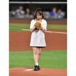 Maria Makino Instagram – ♡
♡
✨《日韓ドリームプレーヤーズゲーム》プロモーションイベント✨
糸井嘉男さん登場❣️❣️❣️
2024.6.2⚾️ES CON FIELD HOKKAIDO

🎀⚾️🎀⚾️🎀⚾️🎀⚾️🎀⚾️🎀

💖よっぴっぴ💖

🐥球場入りよっぴっぴ
「まりあちゃーん！！今日は打つで！！！」
よっぴっぴが言いました。そして握手してくれました🌈
よっぴっぴはめっちゃでかくて、声も大きくて、まりあはよっぴっぴに会ってもっと元気になりました。
エネルギー与えてくれるよっぴっぴ✨

🐥打ち合わせよっぴっぴ
「まりあ、SHAKE踊れます！」
「えー！踊れんの！？俺勇気100%踊れる」byよっぴっぴ
よっぴっぴワールド🌈ずっとよっぴっぴでした✨✨✨

🐥VSよっぴっぴ
まりあとってもすごかったです🔥🔥🔥
一球勝負が終わってすぐ「もう1回投げるの？すごいね」byよっぴっぴ

🐥ひみつのよっぴっぴ
「よっぴっぴ。まりあちゃんは、よっぴっ“ぴ”やねん。“ぴ”が1個多いねん！」byよっぴっぴ

今この瞬間(とき)に　輝き放て
男 糸井 力強く　突き進め前へ
♡
♡
【撮影協力】
石田亜佑美さん📸6枚目動画
大阪のじぇーくんお姉さん📸7.8.9.10枚目

#糸井嘉男 さん💖
#よっぴっぴ 🐥💕
#日韓ドリームプレーヤーズ ⚾️
#LOVE新庄 ❤️
#lovefighters 🐻🐻🐿🦊 #北海道日本ハムファイターズ 💖
#GAORA ⚾️
#モーニング娘24 #牧野真莉愛