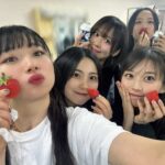 Maria Makino Instagram - ♡ ♡ 💜🍈斉藤瞳さん🍈💜 「いつもInstagramで見てるよ✨」by斉藤さん 「まりあも斉藤瞳さん見てますいつも❣️」 瞳さん💚コンサート来てくださり、ありがとうございました💕💕 まりあとっても嬉しかったです💖 瞳さんにお会いできて超超超嬉しかったです💖💖 ＆ 🍓越後姫🍓の差し入れも、ありがとうございました🐰💗💗 とってもおいしんじょー❤️ 🎀 ✨🎶モーニング娘。'24 コンサートツアー春 MOTTO MORNING MUSUME。🎶✨ 2024.4.29🎤新潟公演 とってもありがとうございました🐰💗 ♡ ♡ #斉藤瞳 さん💜 #メロン記念日 さん🍈 #モーニング娘24 #石田亜佑美 さん💙 #小田さくら さん🌸 #野中美希 ちゃん🐶 #櫻井梨央 ちゃん☕️ #牧野真莉愛