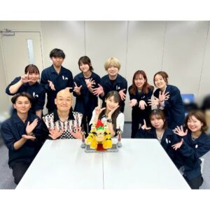 Maria Makino Instagram - ♡
♡
✨🐰『ラヴィット！』🐰✨
TBSテレビさん🌈5月22日(水)放送
ありがとうございました💖
🎀
🔥👑クッパのレゴ👑🔥※森田哲矢さんが買ってくれた💕

11時20分⏰
ラヴィット！みんなの愛情たっぷり❤️クッパのレゴ完成🔥🔥🔥

1人では絶対作れなかったです。
ラヴィット！スタッフさん＆阪本さん＆みなみかわさん＆赤荻歩アナ💕いっしょに作ってくださりありがとうございました🔥💖
ラヴィット！超超超すばらしい❣️❣️
超超超超LOVE IT!❤️❤️❤️
✨️LOVE💖ラヴィット！✨️

阪本インコとまりあドナルド、会話成立⭐️
＆
救世主👑みなみかわさん

･･･などなど。
ブログに感想文書いた🐰※プロフィールから飛んでね💕

クッパ作り、本当にありがとうございました🐰💖
詳しくは、TVerで見てね👑👑👑👑
♡
♡

#TBSテレビ さん✨
#ラヴィット！🐰 
#川島明 さん🦒❤️
#田村真子 さん🌈💖
#みなみかわ さん
#阪本 さん #マユリカ さん
#赤荻歩 アナ
#森田哲矢 さん👑 #さらば青春の光 さん
#LEGO #大魔王クッパ
#モーニング娘24 #牧野真莉愛