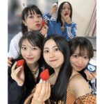 Maria Makino Instagram - ♡ ♡ 💜🍈斉藤瞳さん🍈💜 「いつもInstagramで見てるよ✨」by斉藤さん 「まりあも斉藤瞳さん見てますいつも❣️」 瞳さん💚コンサート来てくださり、ありがとうございました💕💕 まりあとっても嬉しかったです💖 瞳さんにお会いできて超超超嬉しかったです💖💖 ＆ 🍓越後姫🍓の差し入れも、ありがとうございました🐰💗💗 とってもおいしんじょー❤️ 🎀 ✨🎶モーニング娘。'24 コンサートツアー春 MOTTO MORNING MUSUME。🎶✨ 2024.4.29🎤新潟公演 とってもありがとうございました🐰💗 ♡ ♡ #斉藤瞳 さん💜 #メロン記念日 さん🍈 #モーニング娘24 #石田亜佑美 さん💙 #小田さくら さん🌸 #野中美希 ちゃん🐶 #櫻井梨央 ちゃん☕️ #牧野真莉愛