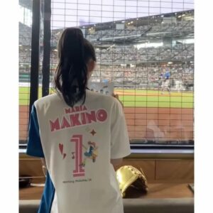 Maria Makino Instagram - ♡
♡
❤️⚾️LIVE DAYS！～心躍る大交流戦～⚾️❤️
北海道日本ハムファイターズVS.横浜DeNAベイスターズ
2024.6.2🐻ES CON FIELD HOKKAIDO

🐻🐻🐿🦊

❤️小村勝球団社長❤️
「まりあちゃん！！！ナイスピッチ❣️❣️」by小村勝球団社長
まりあ両手振って球団社長のところへ走っていきました⚾️始球式後
小村勝球団社長も手振ってくれて、両手でハイタッチしてくださいました💕※小村勝球団社長とはじめてのハイタッチ❣️やば！
すごく嬉しかったです💖💖💖
　つづく

始球式後、取材していただきました。ありがとうございました💖

＆

⚾️試合観戦⚾️

ごーくんの打席から見れました💗💗💗💗💗💗💗※迷子になり、到着遅れた。石田さん＆小田さん＆のなちゃんが「まりあちゃん！！！ごーくんだよ！！！急いで！！」って、まりあの席を用意してくれてました。
ごーくんヒット💗💗💗💗💗💗💗「まりあのごーくんかっこいい💖💖💖きゃーー❣️❣️」byまりあ。わたしたち大盛り上がり✨✨✨

2表終わって、きつねダンス🦊
「かわいいーー💕💕うちの娘。いちばんかわいい💖」by親バカまりあ

🎶ジンギスカン🎶
「石田さん！小田さん！ジンギスカンです❣️❣️」
立ち上がったサブリーダーズ。🐑🐑🐑
　つづく

3裏
ごーくん💗💗💗💗💗💗💗。バント❣️❣️かっこいいごーくん💗💗💗💗💗💗💗
「お！ごーくんバント上手👏」byマネージャーさんと石田さん。「でしょ🐰。ごーくんなんでもできるの🐰まりあのごーくん」byまりあ
郡司裕也選手について説明したまりあ「ぐんぐんぐんじ選手」
･･･などなど。まじまりあうるさい🐰。メンバーとうちの試合観れるの嬉しくて、喋りすぎやけんし🐰🧡🧡
ゆあくんHR👑👑👑まじありがとうゆあくん❣️❣️「まりあの同級生！あ！同い年のゆあくんすごいじゃん❣️❣️」by石田さん😆

オースティンがネクストバッターズサークルにいて、わたしとオースティンの距離1mくらい🐰。
「Judge好きになったきっかけのオースティン選手です！」byまりあ「ヤンキースにいたってこと！？」by石田さん💙

「水谷選手めっちゃ飛んでる！！おー！」by小田さくらさん→水谷選手2ラン👑👑

🎵POP!←踊った石田さん💙小田さん🌸よこ💛きた🩵まりあ🐰はるさんニコニコ見てくれてありがとう💕
🎵わっちゅごーな←石田さん初見で完璧に踊ってた🎶＆まりあも踊ったよ🐰。ひちょりコーチGoodってしてくれました💚。「あ！！！マダム映った！」
🎵YMCA←石田さん＆小田さん＆まりあ踊りました💕。「めい踊ったことある！」byめいちゃん🐼。
🎵ファイターズ讃歌←石田さん＆小田さん完璧に踊る💕。まりあゴールドグローブ持って踊った自作ダンス。ほまれとめいちゃんはお行儀よく座って観戦⚾️
🎵じぇーくんの登場曲←小田さん＆よこ、完璧に踊ってた🎶
「ライブ前に疲れちゃったら大変だよ！！」byサブリーダー石田さん💙
🎵チキバン覚えたメンバーだーれだ？？
 
「わたしたち、試合も観れてこのあとライブするんだよ✨すごいね」byサブリーダー石田さん💙。まりあは大きく頷いた🐰。

試合観てたメンバーはライブ準備へ行きました🎤
まりあは、ダッシュで着替えダッシュで戻ってきました←ひちょりコーチ気づいたっぽい「おぉー！」って拍手してた👏💚。
石田さんは、勝った瞬間戻ってきてくれました。1本締めいっしょにしました。つーたんの背中見えたから、まりあも頭の上でぽん👏。
エンディング、がんちゃんグローブから始まった💖ありがとうございます✨✨✨

福島蓮投手👑初勝利おめでとう✨✨
水谷瞬選手👑プロ初ホームランおめでとう✨✨
ヒーローインタビューも近くで見れて感激🐰🎤💕
目の前通る時、フレップが手振ってくれた🦊

センターのごーくん鬼ちっちゃかったけど、打席のごーくん表情見えるくらい近い💗💗💗💗💗💗💗
ベンチにいるつーたん❤️ずーっと見えた💎。「SHINJOが上着脱ぎました！今」まりあ実況🐰

ライブ前に試合観戦できて、まりあとっても嬉しかったです💖
本当にありがとうございました❤️❤️❤️
♡
♡

【撮影協力】
ママ友📸4枚目動画
小田さくらさん📸“ごーくんコーン茶のファイル”持ってごーくん応援してるまりあ※＆石田さんがごーくんのスクリーン撮ってくれてました

#LOVE新庄 ❤️
#lovefighters 🐻🐻🐿🦊 #北海道日本ハムファイターズ 💖
#GAORA ⚾️
#モーニング娘24  #牧野真莉愛
