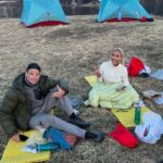 Maria Stavang Instagram - Her kommer mitt lille kjærlighetbrev til 71 grader nord. Tusen takk for alle meldingene jeg har fått av folk, wow!  For et eventyr, faktisk Norges farligste eventyr! Niklas - Shit. Du har vært tålmodigheten selv. Du har betydd så mye for meg her inne og for opplevelsen. En som man kan se opp til! Deilig å få se i finalen hva som bodde i deg når du ikke måtte bære på lag Nordkapp. En maskin med noen svakheter i kategorien isbre. Takk for turen Niklas!! <3 Bilal - Faen så du banner. Haha og jeg har blitt så glad i deg. Du er en bukk. En stabeist. Og vi har vært to bukker sammen. Jeg er så imponert over deg som person. Alt du kan. Du er ydmyk og vettug! Som Terje sa, den yngste eldste jeg har møtt. Det var en overgang for meg å ikke vite hvor mange ganger du har gått på do når hverdagen kom tilbake. Takk for turen Bille! <3 Caroline - Takk for at du ble med på tur og at vi to var jentene på Nordkapp! Du er noe av det morsomste jeg vet om <3 «Å dø er ikke noe å være redd for, for tenk om du dør på 71, da dør du på TV og det er ikonisk.» Kevin - Kevin tenk at du finnes. Jeg kan ikke fortelle noe om deg for da blir dette innlegget tatt ned. Jeg er glad produksjonen aldri fant den kniven du hadde gjemt i rompen. Jeg håper du får Gullrute. Johanne - Den var sur!! Det tok litt tid før vi ble kjent, vi måtte bare slå ut hele Lindesnes først. Du er gøy!! Du er søt og uskyldig også visste jeg hele tiden at det bor et monster i deg. Jeg kommer til å angre hver dag på at jeg lærte deg å ta ut kordinater på grader, men jeg burde kanskje lært meg det selv først! Takk for tur! Og takk til resten av Lindesnes og produksjonen!!! Ville tatt 100 dager til!! 📸 @matti_bernitz