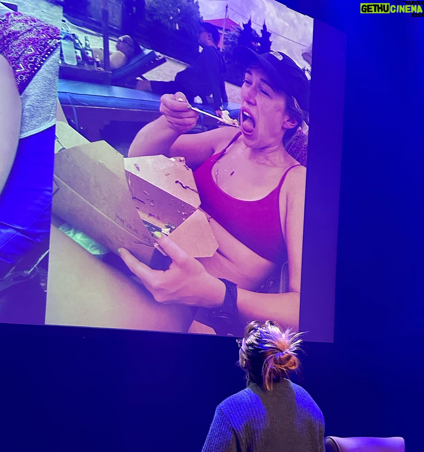 Maria Stavang Instagram - Si ifra om noen trenger en heindundranes underholdningsartist til ditt julebord.