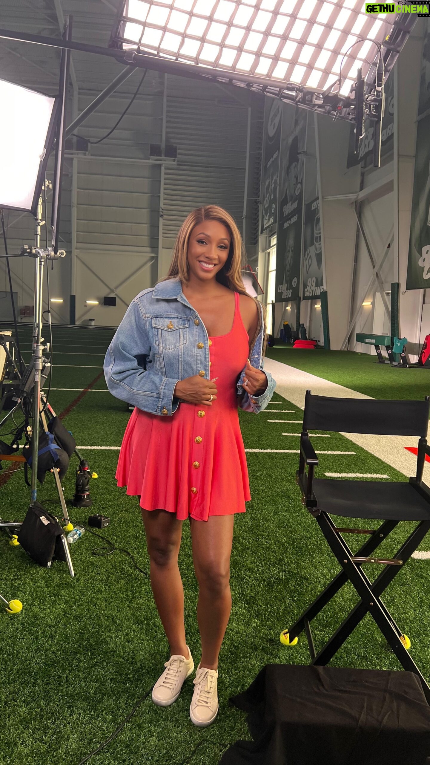 Maria Taylor Instagram - BTS with the Jets Sauce Gardner…Interview coming Thursday’s Hall of Fame Game @nbc
