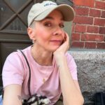 Maria Veitola Instagram – Vihdoinkin ne olisi katsottavissa! NimittĂ€in kolme uutta Veitola.doc-dokkaria löytyy nyt MTV Katsomosta.
Odotan innolla teidÀn ajatuksianne niistÀ. Jakakaa siis ihmeessÀ tÀmÀn julkaisun kommentteihin, ettÀ mitÀ tykkÀsitte ja mitÀ pohdintoja uudet jaksot herÀttivÀt.
TÀllÀ kertaa aiheita on kolme:
âš Kauneuskirurgia ja pistoshoidot
đ SyömishĂ€iriöt
âš Psykedeelit
Haluaisin tÀssÀ kohtaa kiittÀÀ mun ihanaa, mega ammattitaitoista työryhmÀÀ ja kaikkia tÀhÀn projektiin osallistuneita, taustalla haastateltuja kymmeniÀ asiantuntijoita.
Koko sydĂ€mestĂ€ni kiitos ennen kaikkea dokkarin pÀÀhenkilöille: te teitte sen. Olitte rohkeita kaikkien niiden puolesta, jotka eivĂ€t syystĂ€ tai toisesta siihen kykene. NĂ€ytitte koko Suomelle, mistĂ€ nĂ€issĂ€ asioissa todella on kyse. Olen teistĂ€ kaikista tosi ylpeĂ€. â€ïž
Kun keskustelemme nyky-yhteiskunnan haasteista ja erilaisista rikkovista teemoista olemme tekemisissÀ tavallisten ihmisten kanssa. Todellisista ihmisistÀ jotka elÀvÀt nÀiden teemojen vÀrittÀmÀÀ arkea.
Kaikki he ovat kokonaisia ihmisiÀ ja polkuja heidÀn nykyiseen arkeensa on ollut lukemattomia. EthÀn siis koskaan oleta tai tuomitse. Harvoin nimittÀin saamme kuulla koko tarinaa.
TÀmÀn dokkarikauden tarkoitus onkin avata teemoja, jotka typistyvÀt liian usein mustavalkoisiksi klikkiotsikoiksi ja skandaaleiksi. Kyse on kuitenkin aina oikeista ihmisistÀ ja he pÀÀsevÀt nyt itse ÀÀneen.
Haluaisinkin nyt kuulla millaisia ajatuksia teille herÀsi? EntÀ mitÀ aiheita toivoisitte minun kÀsittelevÀn tulevaisuuden dokkari-jaksoissa jos sellaisia vielÀ on mahdollista tehdÀ.
#veitoladoc #mtvkatsomo