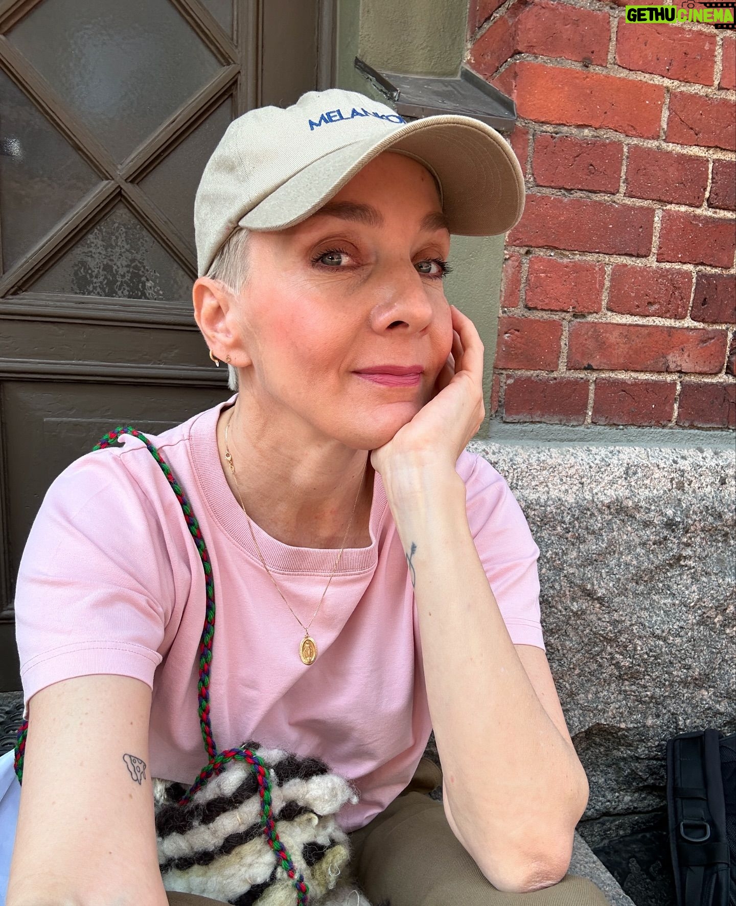 Maria Veitola Instagram - Vihdoinkin ne olisi katsottavissa! Nimittäin kolme uutta Veitola.doc-dokkaria löytyy nyt MTV Katsomosta. Odotan innolla teidän ajatuksianne niistä. Jakakaa siis ihmeessä tämän julkaisun kommentteihin, että mitä tykkäsitte ja mitä pohdintoja uudet jaksot herättivät. Tällä kertaa aiheita on kolme: ✨ Kauneuskirurgia ja pistoshoidot 🌙 Syömishäiriöt ✨ Psykedeelit Haluaisin tässä kohtaa kiittää mun ihanaa, mega ammattitaitoista työryhmää ja kaikkia tähän projektiin osallistuneita, taustalla haastateltuja kymmeniä asiantuntijoita. Koko sydämestäni kiitos ennen kaikkea dokkarin päähenkilöille: te teitte sen. Olitte rohkeita kaikkien niiden puolesta, jotka eivät syystä tai toisesta siihen kykene. Näytitte koko Suomelle, mistä näissä asioissa todella on kyse. Olen teistä kaikista tosi ylpeä. ❤️ Kun keskustelemme nyky-yhteiskunnan haasteista ja erilaisista rikkovista teemoista olemme tekemisissä tavallisten ihmisten kanssa. Todellisista ihmisistä jotka elävät näiden teemojen värittämää arkea. Kaikki he ovat kokonaisia ihmisiä ja polkuja heidän nykyiseen arkeensa on ollut lukemattomia. Ethän siis koskaan oleta tai tuomitse. Harvoin nimittäin saamme kuulla koko tarinaa. Tämän dokkarikauden tarkoitus onkin avata teemoja, jotka typistyvät liian usein mustavalkoisiksi klikkiotsikoiksi ja skandaaleiksi. Kyse on kuitenkin aina oikeista ihmisistä ja he pääsevät nyt itse ääneen. Haluaisinkin nyt kuulla millaisia ajatuksia teille heräsi? Entä mitä aiheita toivoisitte minun käsittelevän tulevaisuuden dokkari-jaksoissa jos sellaisia vielä on mahdollista tehdä. #veitoladoc #mtvkatsomo