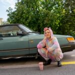 Maria Veitola Instagram - Mikä on sun identiteetti? Itse ajattelen, että olen nainen parhaassa iässä. Toimittaja, joka työskentelee omassa kutsumusammatissaan. Karjalasta ponnistava helsinkiläinen. Äiti, ystävä, tytär ja sisko. Minulle on aina ollut tärkeää, ettei minua voi laittaa mihinkään lokeroon. Haluan olla omaehtoinen. Vapaa olemaan, ajattelemaan ja halutessani myös muuttumaan. 💘 Minua, kuten meitä kaikkia kategorisoidaan jatkuvasti. Usein se menee vähän metsään. Mehän teemme aina oletuksia ihmisistä, etenkin niistä jotka ottavat tilaa tai ovat jostain syystä julkisuudessa. Nämä kategoriat ovat identiteettejä, usein aika ahtaita lokeroita. Joku haluaa identifioitua ikänsä mukaan - oletko milleniaali, gen z vaiko vähän ajan hermolta tipahtanut boomer? Sukupuoli, suhdemuoto, horoskooppimerkki, seksuaalinen suuntautuminen, mielenterveys- tai muu diagnoosi ja esimerkiksi kouluttautuminen tai kouluttautumuus ovat usein vahvoja identiteettejä. Identiteettejä ovat tietysti myös poliittinen kanta, uskontokunta, ruokavalio tai joku muu elämäntapa. Oletko monisuhteinen vai monogamisti? Ekstrovertti vai introvertti? Kotiäiti, finance bro tai ihan perus duunari? Maakuntien mies vai paljasjalkainen stadilainen? Moni identiteetti on läpeensä politisoitunut, eli poliittisesti latautunut. Niiden taakse piiloudutaan, suojaudutaan ja tarvittaessa nokitellaan jonkun toisen, ehkä vastakkain positioituneen identiteettiryhmän kanssa. Jotkut identiteetit voivat olla hyödyttömiä ja jopa haitallisia. Tällainen voi olla esimerkiksi jonkin sairauden tai erityispiirteen kautta identifioituminen. Toisaalta identiteeteistä voi voimaantua, ne auttavat itsetuntemuksessa ja helpottavat samanhenkisten ihmisten kanssa ystävystymistä. Sanoisinkin, että ne ovat parhaimillaan silloin, kun identiteetit eivät ole ehdottomia ja päädy määrittelemään koko ihmistä. Mehän olemme ennen kaikkea ainutlaatuisia yksilöitä. Millaisena erilaiset identiteetit ja niiden kautta itsensä näkeminen näyttäytyvät sulle? Voit kertoa kommenteissa mikä on sun identiteetti? 💘 Sitä kautta pääsee helposti pohtimaan, sisältääkö se ehkä jotain haitallisia uskomuksia tai rajoituksia? 📸: @iida.schwartz