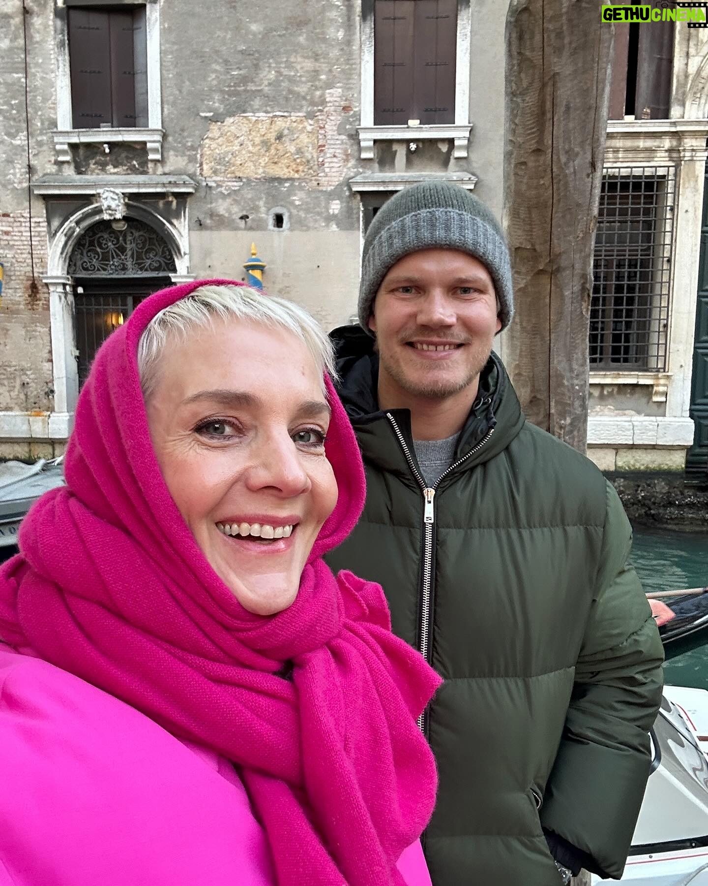 Maria Veitola Instagram - Matkustin yökylään jalkapalloilija Joel Pohjanpalon luokse Venetsiaan, Italiaan. Joel pelaa siellä paikallisessa Venezia FC-joukkueessa. Toisin kuin joukkuetoverinsa, Joel asuu keskellä historiallisinta keskustaa, oikeassa Venetsiassa eli siellä ihka oikealla saarella. 💘 Sain huomata samantien Joelin todella olevan tavallisten ihmisten rakastama grande bomber. Liikkuipa sitä missä tahansa, kuuli jostain selkänsä takaa jonkun innokkaan fanin huutamassa CIAO! Oli kiinnostavaa huomata millainen omien sanojensa mukaan “siivousnarkomaani” huippufutarista kuoriutui kotonaan. Juteltiinkin siitä, mitä kaikkea vaatii tullakseen kansainväliseksi huippujalkapalloilijaksi, jonka on muutettava tasaisin väliajoin. Ja miten tärkeä kohtaaminen meillä olikaan Joelin vaimon Catherinen kanssa joka jakoi avoimesti millaista on olla jalkapalloilijan vaimo. Aikamoisten kompromissien tekemistä ainakin. ❤️ Keskusteltiin Joelin kaipuusta Suomeen, elämästä ympäri Eurooppaa ja toisaalta Italialaisesta elämänmenosta sekä siitä, mistä saa ostettua parhaat kasvikset. Mitäs mieltä olitte jaksosta? Samaistutteko Joelin juttuihin sosiaalisuudesta? Suomalaiset nimittäin pitävät häntä poikkeuksellisen sosiaalisena ja ulospäinsuuntautuneena, kun taas esimerkiksi vaimon saksalaiset kaverit ajattelevat hänen olevan ujo. 😸 Mua nauratti - se on nimittäin niin kuvaavaa. Meidän meininkiä pääset seuraamaan tänään Maikkarilta kello 21 tai MTV Katsomosta vaikka heti. Sieltä muuten näät erityispitkän jakson ja MTV Katsomo -tilaajana jo ensi viikonkin jakson. Silloin suuntaan ihastuttavan Mira Luodin luokse! 🧚🏼♀️ #yökylässä #yökylässäMariaVeitola Kuvat 3-4 @idakentala