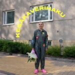 Maria Veitola Instagram – ✨☀️ TÄMÄ ON KESÄKAVERIHAKU ☀️✨
Kesä saapui viimeinkin! Yhtenä aamuna sitä vaan lompsi ulos, aurinko paistoi, luonto kukoisti ja oli lämmin. Miten ihanaa! Tunnistan heti tietyn paineen painua rannalle, puistoon ja terassille jonkun ihanan juoman ja seuran kanssa.
Luulenpa, etten ole tämän tunteen kanssa yksin. 💘
Tämä postaus onkin tarkoitettu sinulle, joka haluaisit tehdä tehdä kaikkia ihania kesäjuttuja, mutta sinulta puuttuu vielä se oma kesäkaveri. Syitä sen uupumiselle on varmasti yhtä paljon kuin ihmisiäkin – muutto uudelle paikkakunnalle, päättynyt parisuhde tai joku muu yllättävä tai ei-niin-yllättävä tilanne. Tai sitten kaipaa vaihtelua ja uusien tyyppien tapaamista. Oli syy mikä ikinä, kokeile rohkeasti löytyisikö juuri se oikea kesäkaveri täältä!
Kirjoita kommentteihin lyhyt kuvaus itsestäsi ja kesäkaverin tarpeestasi, jossa kerrot ainakin kuka olet, missä päin liikut ja minkä tyyppisiin juttuihin saattaisit kaivata seuraa. Jos jonkun kommentti resonoi, voit sitten laittaa hänelle yksityisviestin.
Ollaanhan kaikki kunnioittavia toisiamme kohtaan ja aina yhteystietoja vaihtaessa on hyvä olla tarkkana. Suosittelen tapaamaan usean ihmisen ryhmissä ja mielellään ensimmäisellä kerralla jossakin julkisella paikalla.
Ei muuta kuin tutustumaan. Tehdään tästä toisillemme ja itsellemme elämän kesä! 🦋
#mielenterveysmaanantai