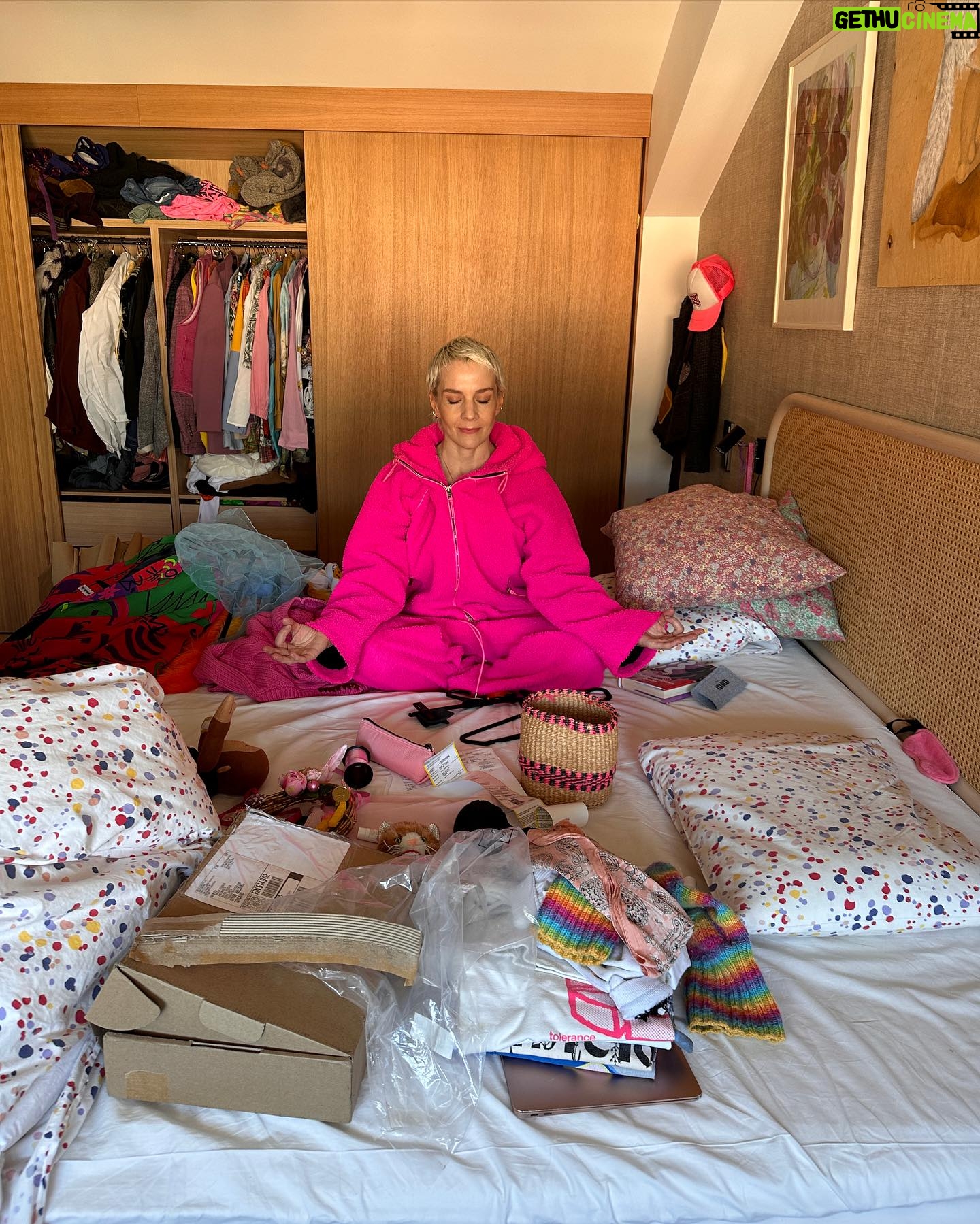 Maria Veitola - 20K Likes - Oon saanut paljon viestejä, joissa toivotaan enemmän kuvia meidän kauniista kodista.
No, tässä. En pysty just nyt parempaan.
Jos mä levitoin vähän, ni ehkä se siitä.
#kasat #kasamaria
1. Makkari
2. Ruokapöytä
3. Eteinen
4. Kylppäri
5. Parveke
6. Sauna