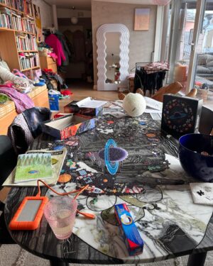 Maria Veitola Instagram - Oon saanut paljon viestejä,  joissa toivotaan enemmän kuvia meidän kauniista kodista.

No, tässä. En pysty just nyt parempaan. 
Jos mä levitoin vähän, ni ehkä se siitä.

#kasat #kasamaria 

1. Makkari
2. Ruokapöytä
3. Eteinen
4. Kylppäri
5. Parveke
6. Sauna