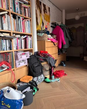 Maria Veitola Instagram - Oon saanut paljon viestejä,  joissa toivotaan enemmän kuvia meidän kauniista kodista.

No, tässä. En pysty just nyt parempaan. 
Jos mä levitoin vähän, ni ehkä se siitä.

#kasat #kasamaria 

1. Makkari
2. Ruokapöytä
3. Eteinen
4. Kylppäri
5. Parveke
6. Sauna