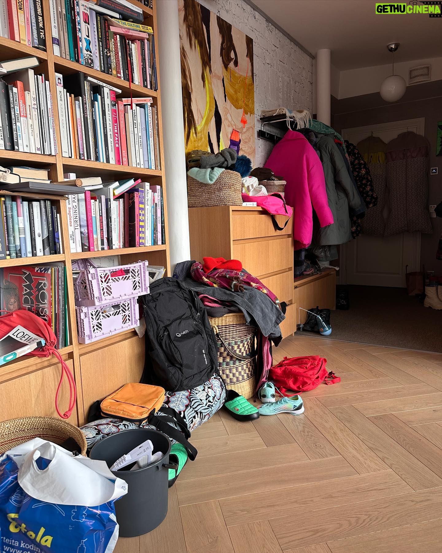 Maria Veitola - 20K Likes - Oon saanut paljon viestejä, joissa toivotaan enemmän kuvia meidän kauniista kodista.
No, tässä. En pysty just nyt parempaan.
Jos mä levitoin vähän, ni ehkä se siitä.
#kasat #kasamaria
1. Makkari
2. Ruokapöytä
3. Eteinen
4. Kylppäri
5. Parveke
6. Sauna