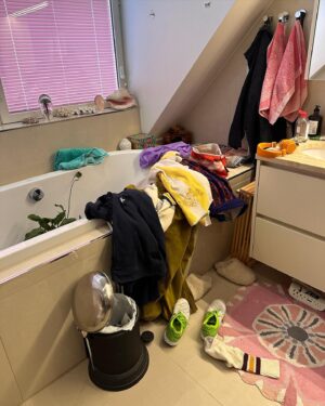 Maria Veitola Instagram - Oon saanut paljon viestejä,  joissa toivotaan enemmän kuvia meidän kauniista kodista.

No, tässä. En pysty just nyt parempaan. 
Jos mä levitoin vähän, ni ehkä se siitä.

#kasat #kasamaria 

1. Makkari
2. Ruokapöytä
3. Eteinen
4. Kylppäri
5. Parveke
6. Sauna